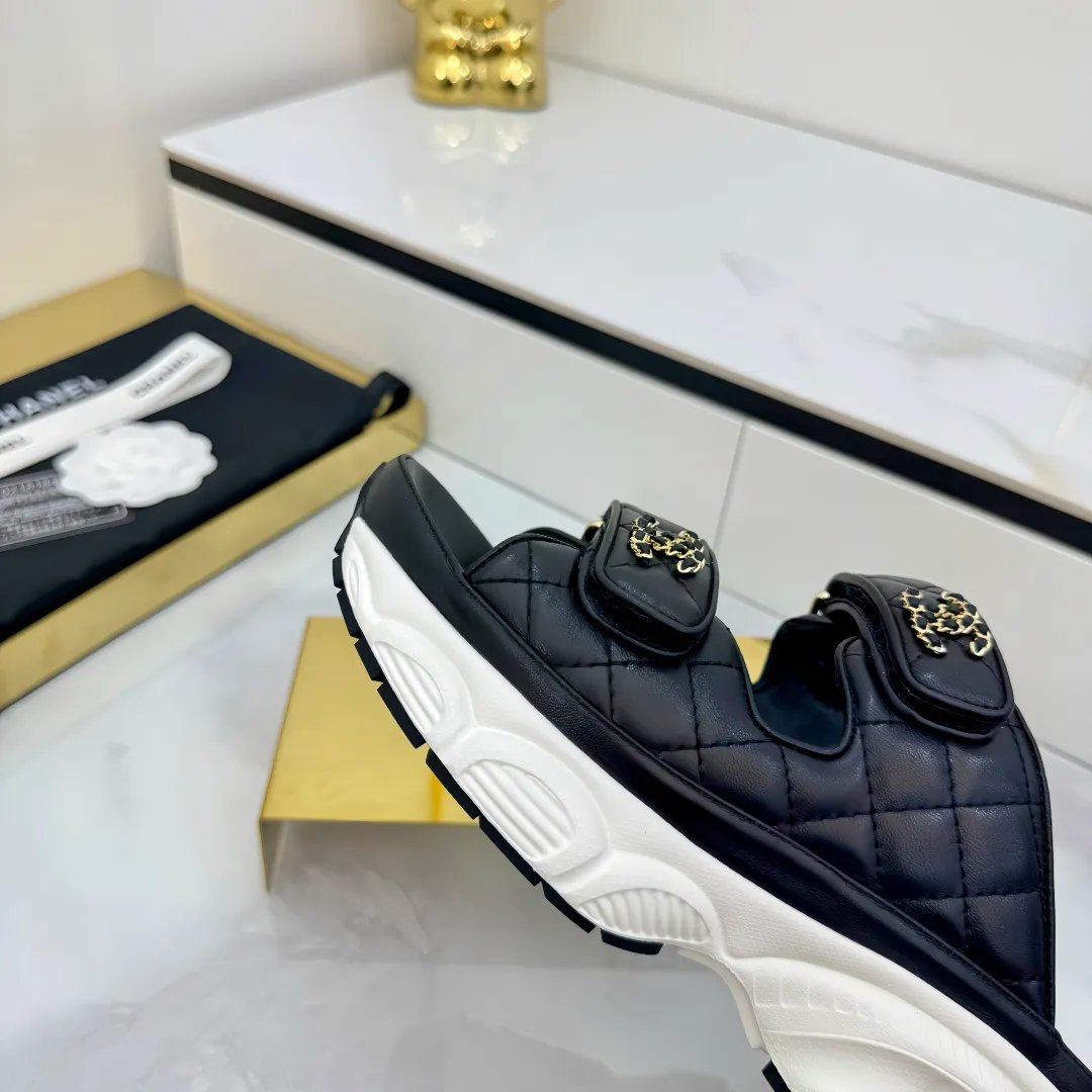 👟👟Ex-factory price 680👟👟 Top version... Chanel｜Chanel Xiaoxiang Velcro Beach Slippers Slippers Casual Beach Shoes 25ss Spring and Summer New Style! Beach shoes are a hit all over the internet! The latest model from the counter, I am still willing to buy it on my feet. It must be ranked among the most popular models. It is invincible in all seasons. Various bloggers and Internet celebrities can see the matching styles. Highly recommended. Pearlescent sheepskin upper, sheepskin lining, suede for the feet. Original open-molded TPU outsole size: 35-40 (customized for 40 and 41). Full set of original packaging 👉 👉